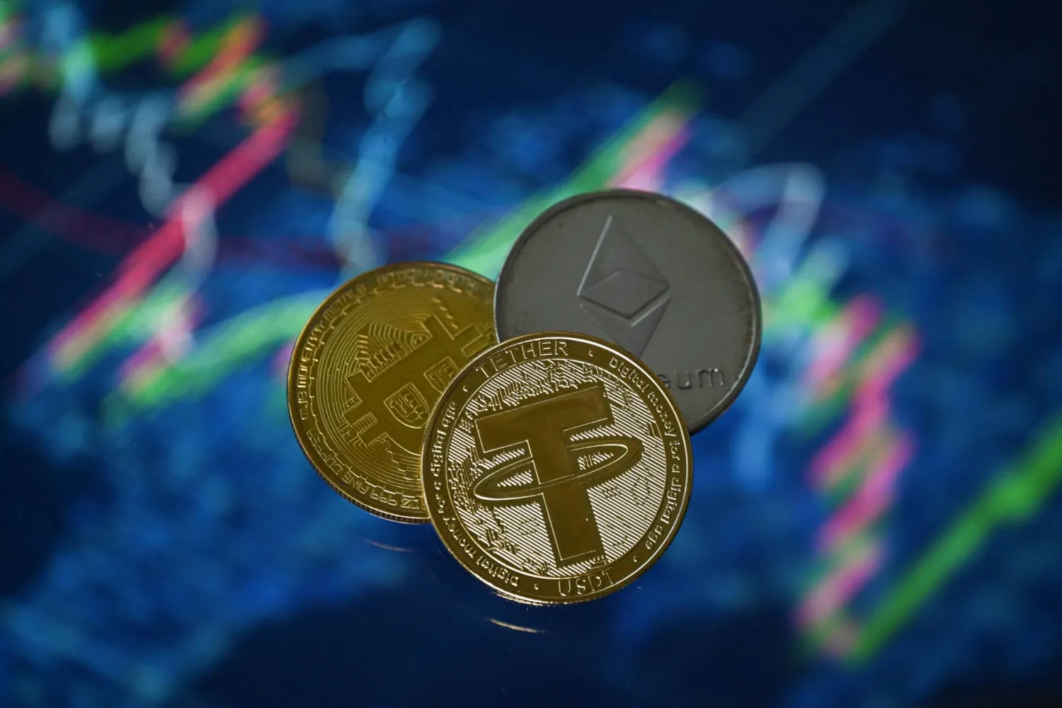 الولايات المتحدة تقترب من إقرار أول قانون لتنظيم العملات المستقرة وسط جدل حول استثناء ترمب
