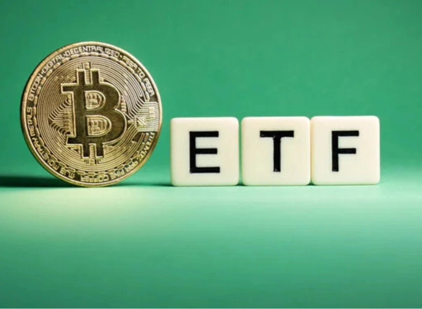 صناديق البيتكوين الفورية في الولايات المتحدة تقترب من تريليون دولار: إنجاز تاريخي لسوق الكريبتو