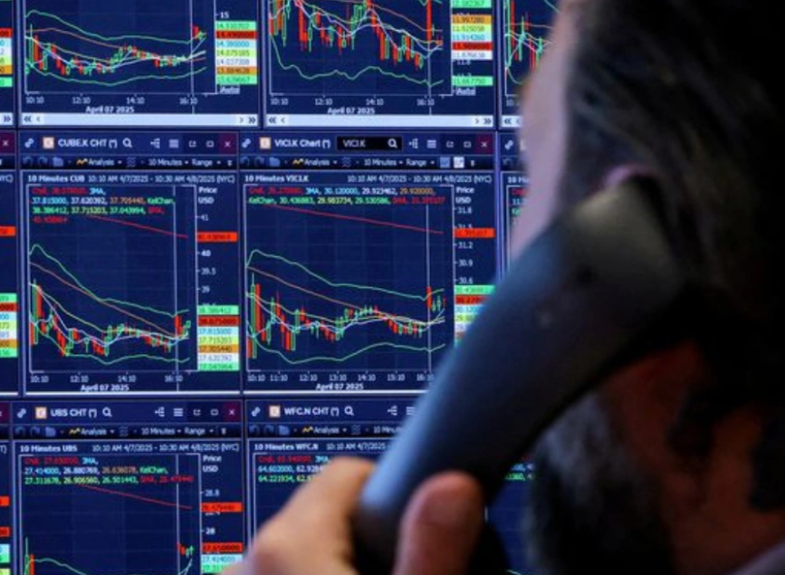 تذبذب الأسواق الآجلة وسط تصريحات ترامب وتعريفات النحاس وترقب محضر الفيدرالي