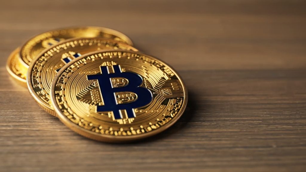 تراجع البيتكوين مع تصاعد التوترات الجيوسياسية وبيع Strategy لحيازات من العملة