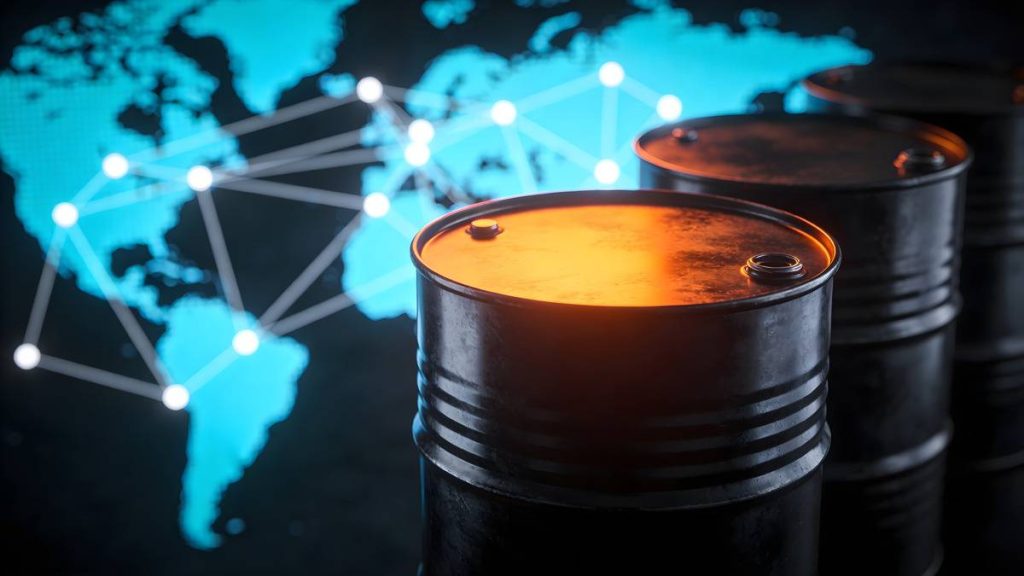 تراجع أسعار النفط مع تحسن حركة الشحن عبر مضيق هرمز
