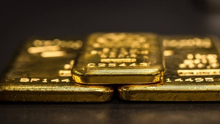 الذهب يستقر بعد خسائر أسبوعية مع ارتفاع الدولار وتوقعات تشديد السياسة النقدية الأميركية