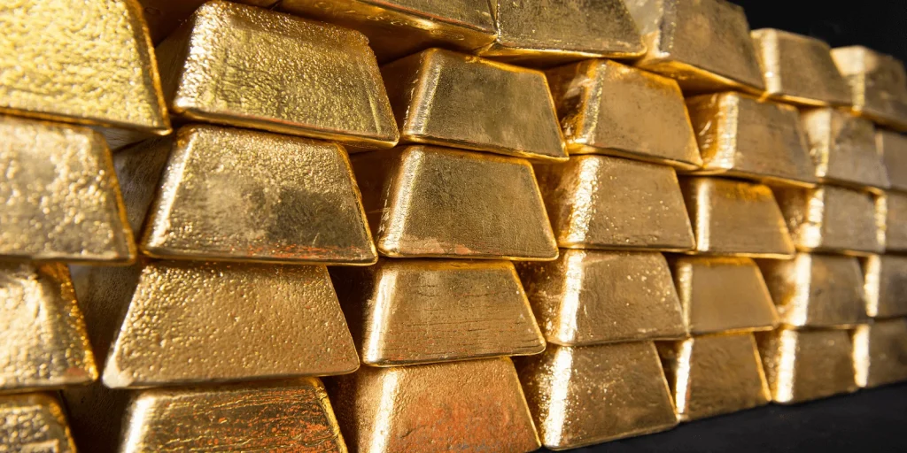 تراجع أسعار الذهب بفعل التوترات الجيوسياسية وقوة الدولار قبل بيانات الوظائف الأميركية